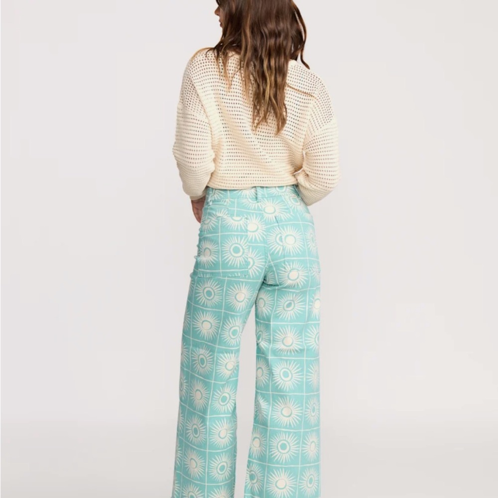 Billabong Free fall printed twill pants. Teal and Cream Sunburst Print Jeans - Picture 3 of 5